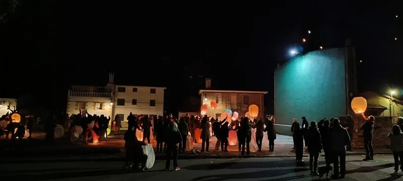 Quema de bolagas y suelta de farolillos en Trabanca / FOTOS: VÍCTOR PACHO