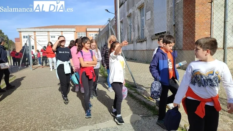 Los escolares se dirigieron desde el colegio a las pistas de atletismo para realizar carreras y recaudar fondos de sus patrocinadores y familiares / CORRAL
