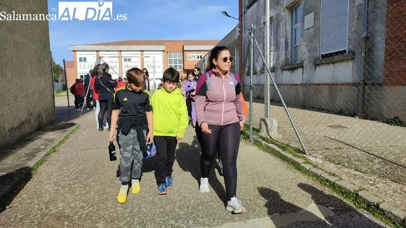 Los escolares se dirigieron desde el colegio a las pistas de atletismo para realizar carreras y recaudar fondos de sus patrocinadores y familiares / CORRAL
