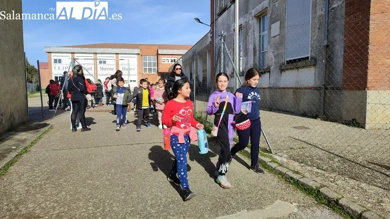 Los escolares se dirigieron desde el colegio a las pistas de atletismo para realizar carreras y recaudar fondos de sus patrocinadores y familiares / CORRAL