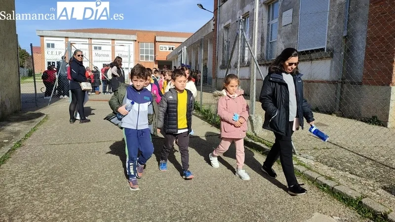 Los escolares se dirigieron desde el colegio a las pistas de atletismo para realizar carreras y recaudar fondos de sus patrocinadores y familiares / CORRAL