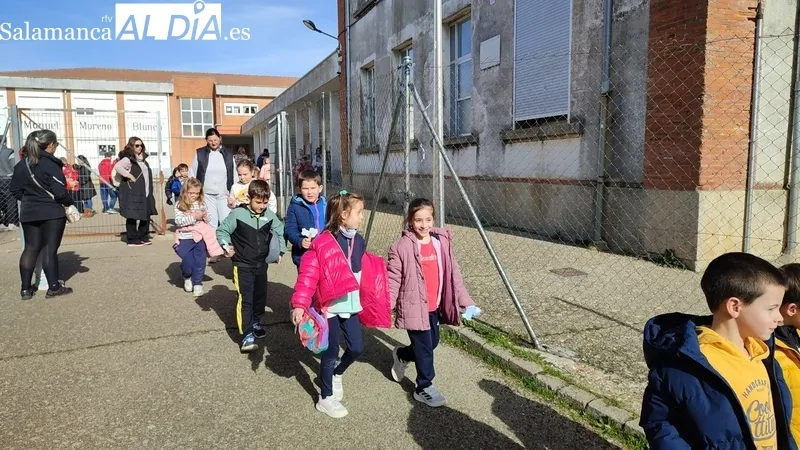 Los escolares se dirigieron desde el colegio a las pistas de atletismo para realizar carreras y recaudar fondos de sus patrocinadores y familiares / CORRAL