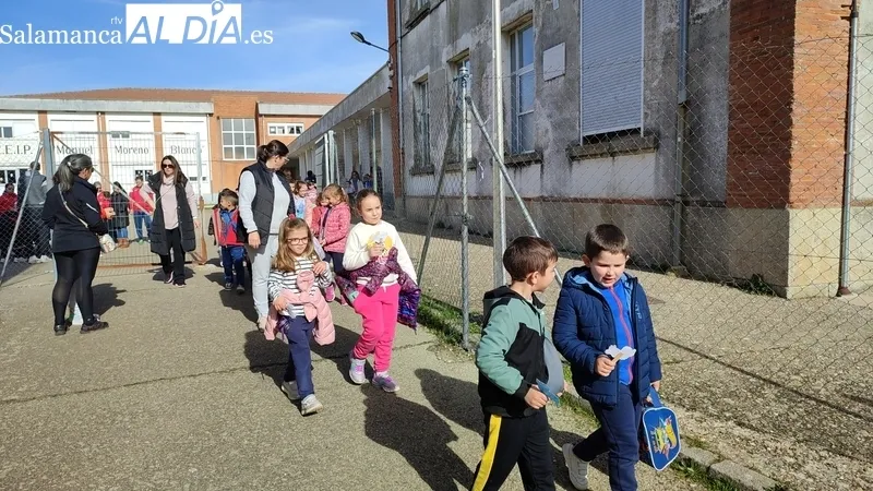 Los escolares se dirigieron desde el colegio a las pistas de atletismo para realizar carreras y recaudar fondos de sus patrocinadores y familiares / CORRAL
