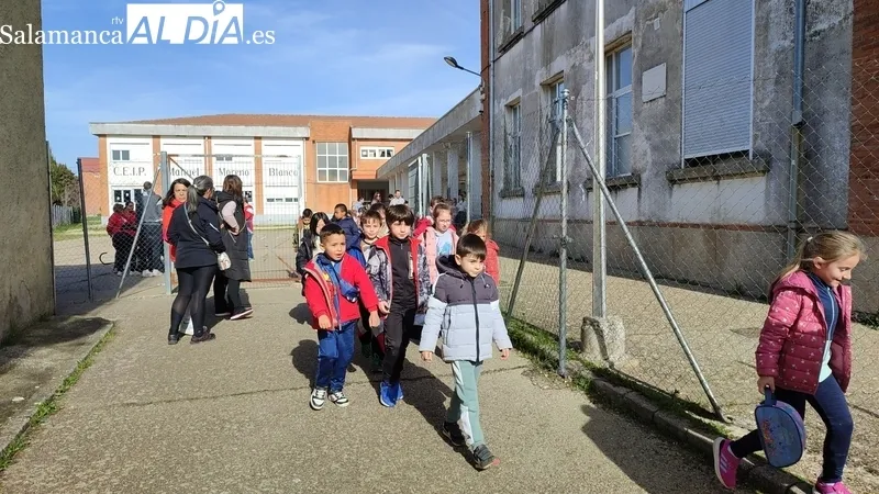 Los escolares se dirigieron desde el colegio a las pistas de atletismo para realizar carreras y recaudar fondos de sus patrocinadores y familiares / CORRAL