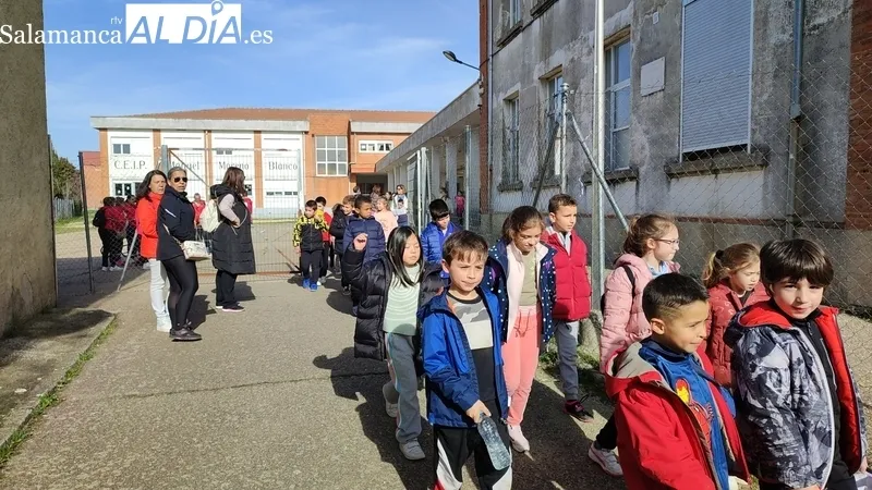 Los escolares se dirigieron desde el colegio a las pistas de atletismo para realizar carreras y recaudar fondos de sus patrocinadores y familiares / CORRAL