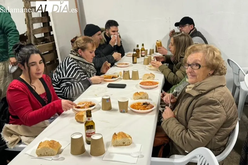 La cofradía Nuestra Señora de la Esperanza celebraba una gran alubiada de San Antón