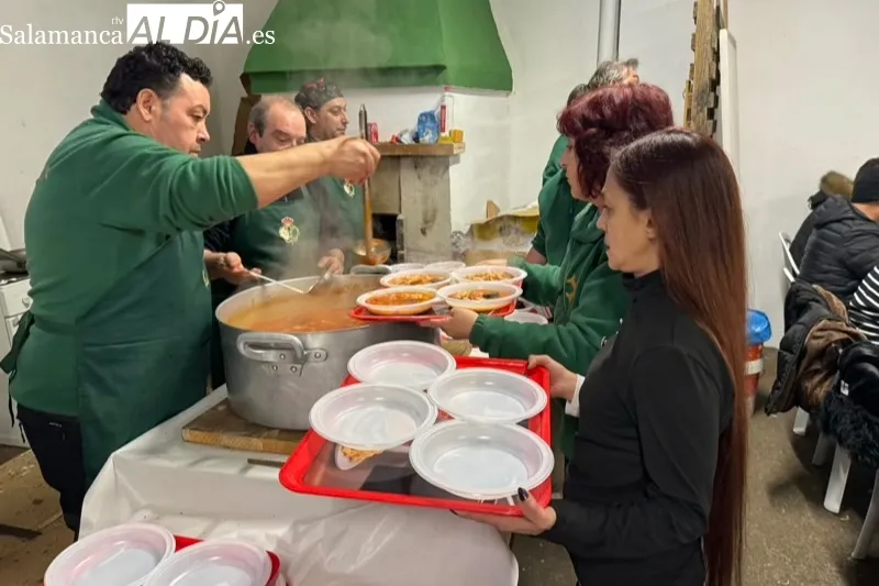 La cofradía Nuestra Señora de la Esperanza celebraba una gran alubiada de San Antón