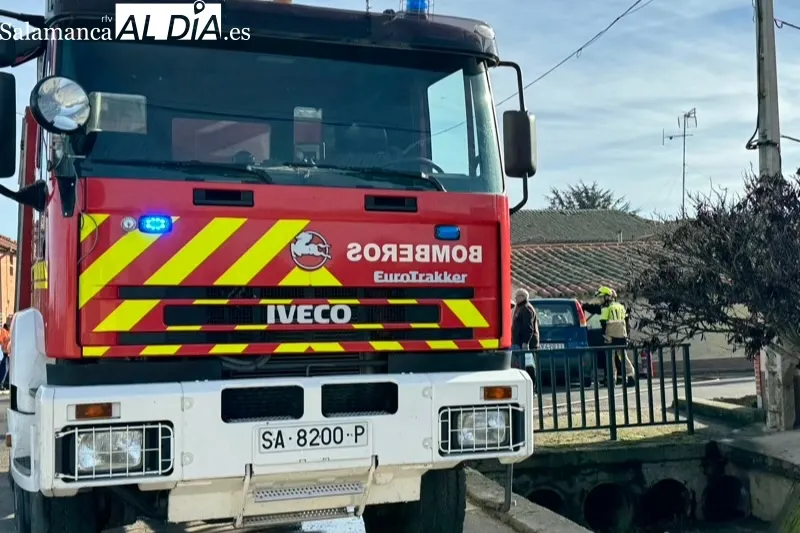 Aparatoso choque de un coche contra una vivienda en Aldeaseca de la Frontera