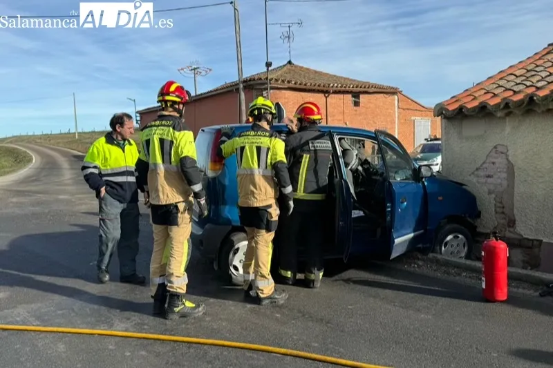 Aparatoso choque de un coche contra una vivienda en Aldeaseca de la Frontera
