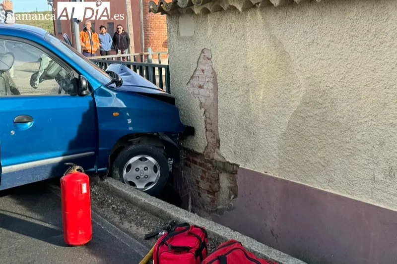 Aparatoso choque de un coche contra una vivienda en Aldeaseca de la Frontera