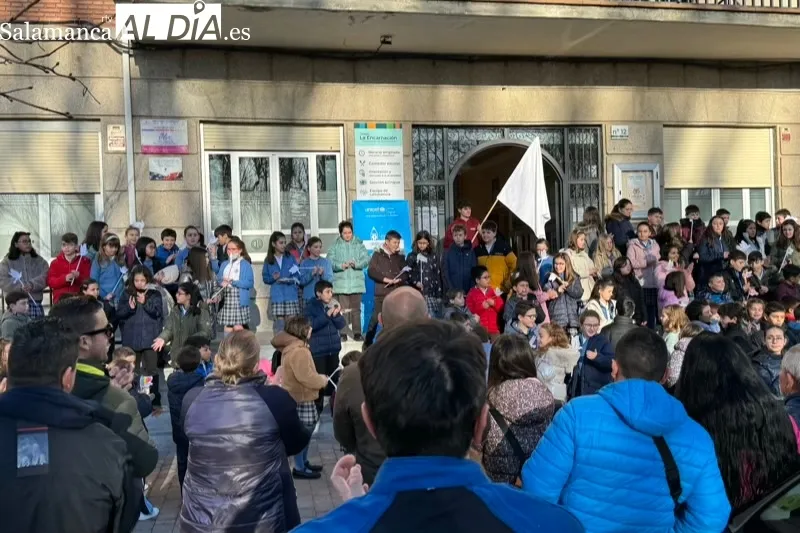 El colegio La Encarnación celebraba el Día de la Paz a las puertas del centro