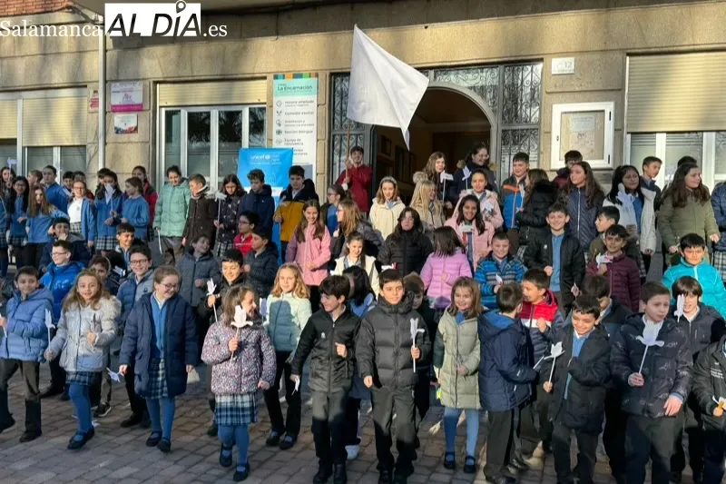 El colegio La Encarnación celebraba el Día de la Paz a las puertas del centro