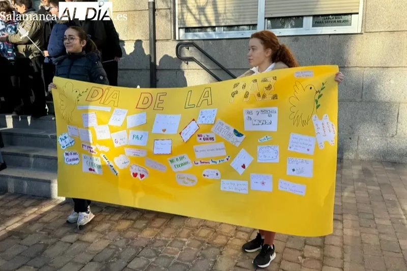 El colegio La Encarnación celebraba el Día de la Paz a las puertas del centro