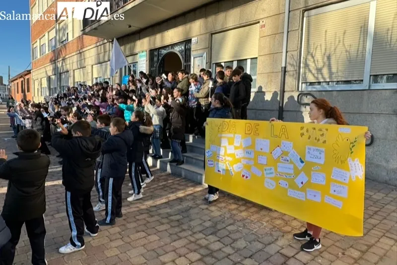 El colegio La Encarnación celebraba el Día de la Paz a las puertas del centro