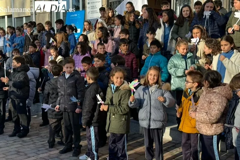 El colegio La Encarnación celebraba el Día de la Paz a las puertas del centro
