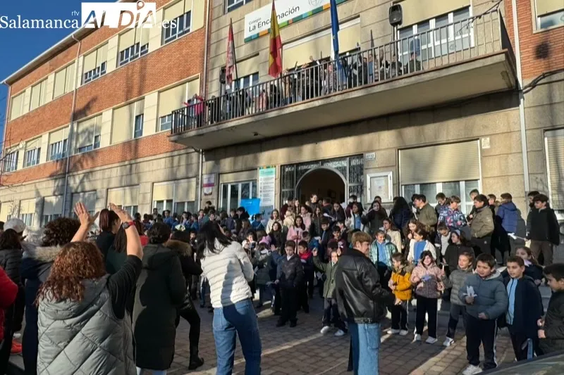El colegio La Encarnación celebraba el Día de la Paz a las puertas del centro