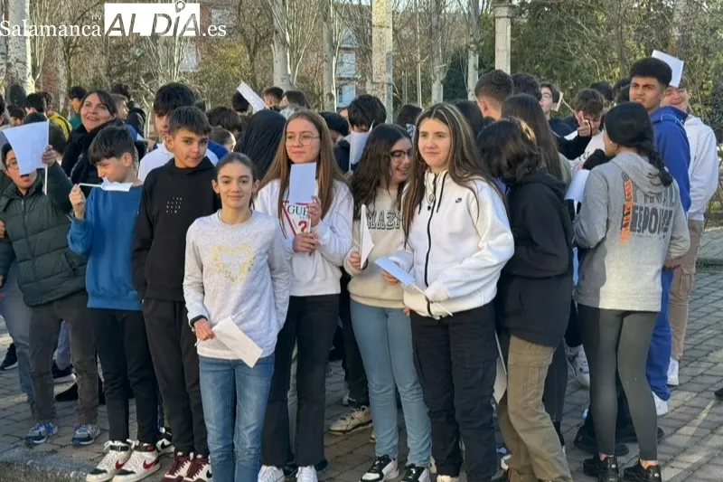 El colegio La Encarnación celebraba el Día de la Paz a las puertas del centro