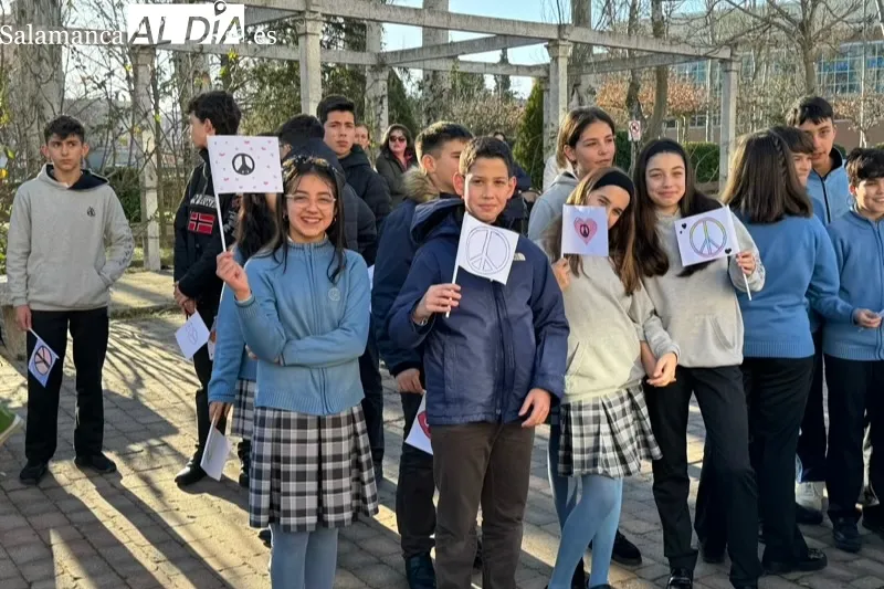 El colegio La Encarnación celebraba el Día de la Paz a las puertas del centro