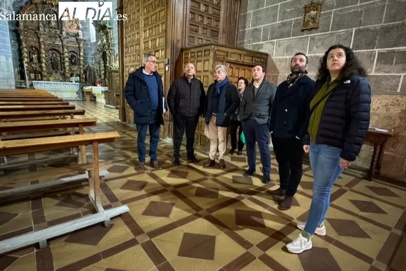 El delegado territorial de la Junta, Eloy Ruiz, en su visita a Macotera