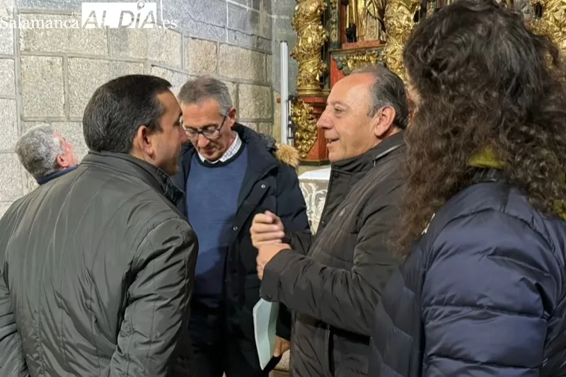 El delegado territorial de la Junta, Eloy Ruiz, en su visita a Macotera