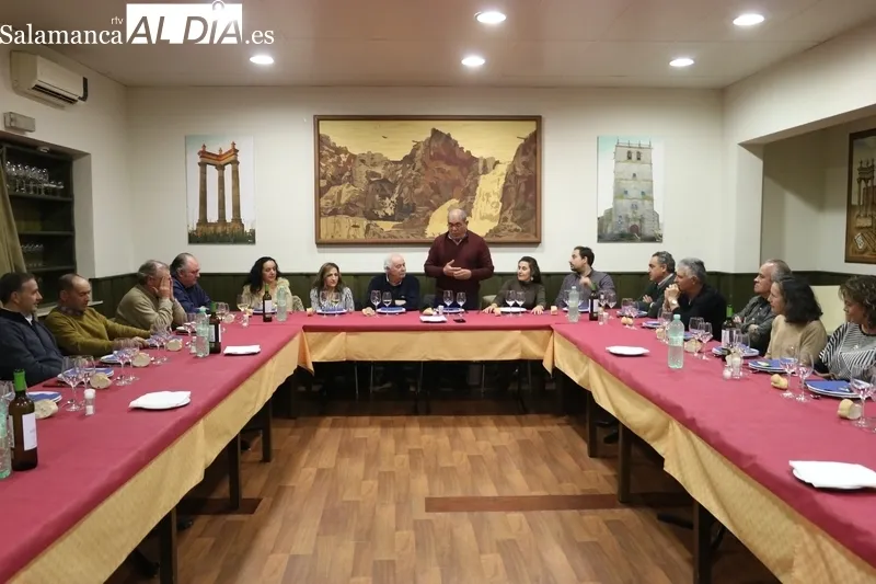 La Mancomunidad de Vitigudino homenajea a Ventura Molas por su jubilación / CORRAL