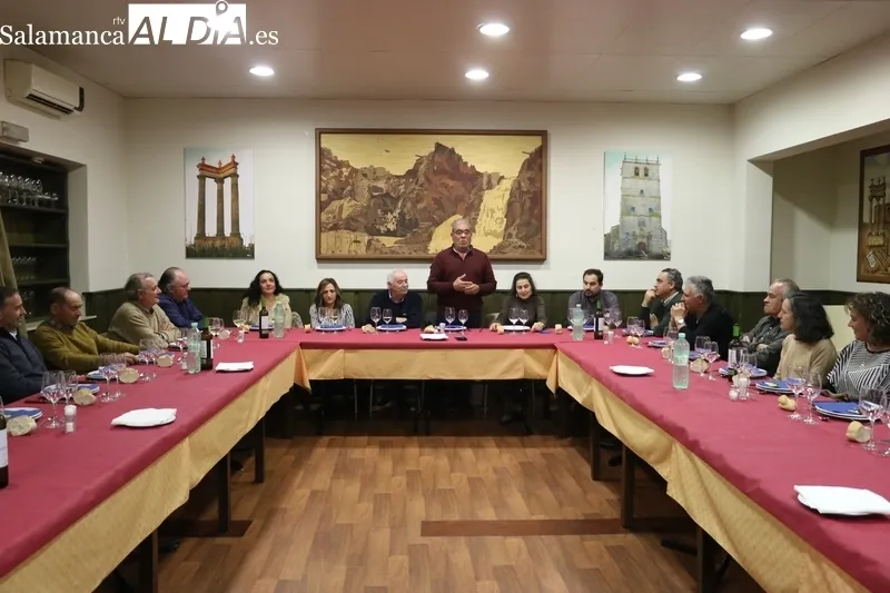 La Mancomunidad de Vitigudino homenajea a Ventura Molas por su jubilación / CORRAL