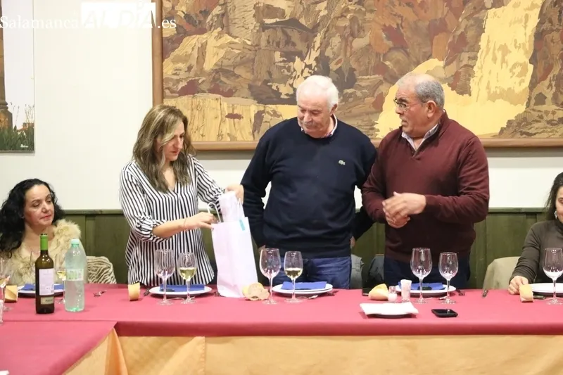 La Mancomunidad de Vitigudino homenajea a Ventura Molas por su jubilación / CORRAL