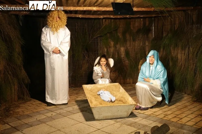 La visita de los Reyes Magos a Vitigudino fue puntual y sobre una grana carroza acompañados de pastorcllas y pastorcillos / CORRAL   