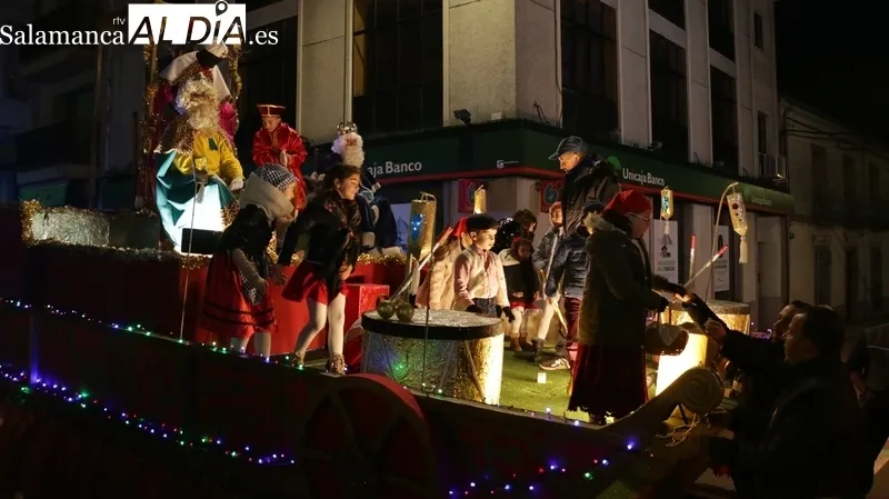 La visita de los Reyes Magos a Vitigudino fue puntual y sobre una grana carroza acompañados de pastorcllas y pastorcillos / CORRAL   