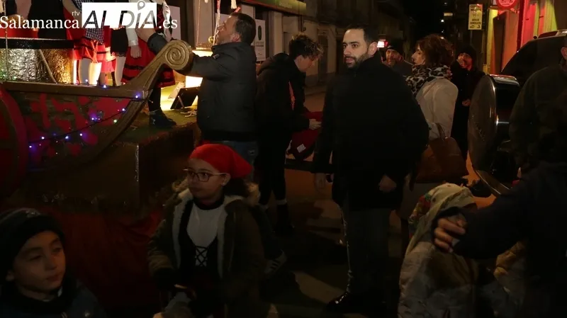 La visita de los Reyes Magos a Vitigudino fue puntual y sobre una grana carroza acompañados de pastorcllas y pastorcillos / CORRAL   