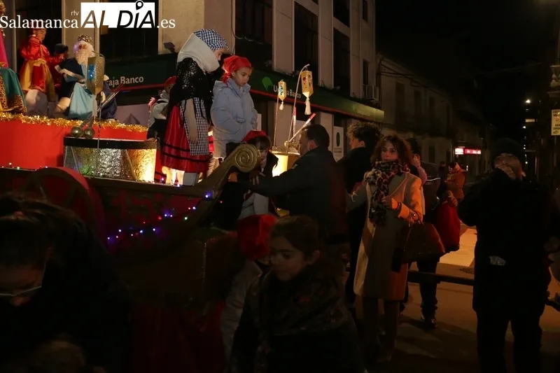 La visita de los Reyes Magos a Vitigudino fue puntual y sobre una grana carroza acompañados de pastorcllas y pastorcillos / CORRAL   