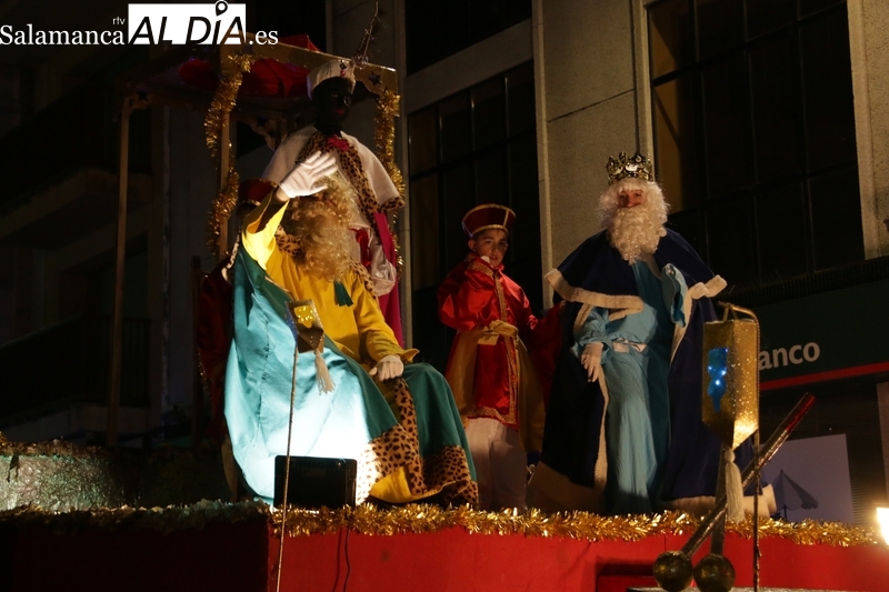 La visita de los Reyes Magos a Vitigudino fue puntual y sobre una grana carroza acompañados de pastorcllas y pastorcillos / CORRAL   
