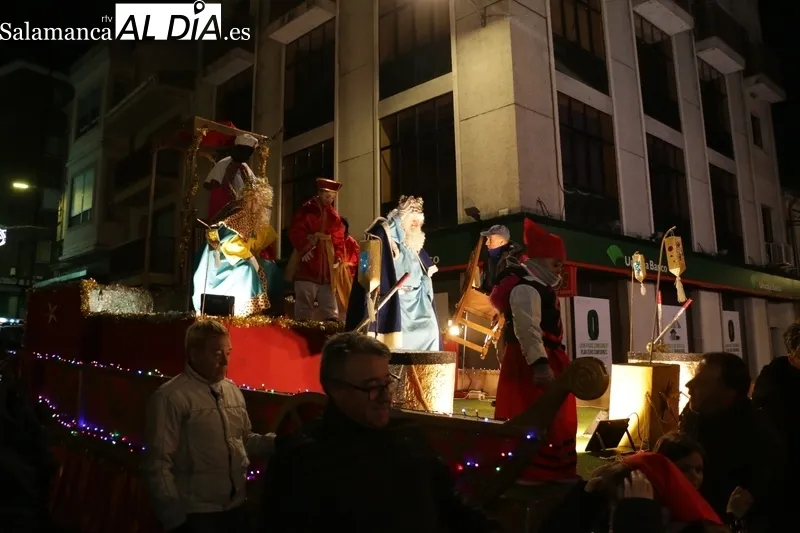 La visita de los Reyes Magos a Vitigudino fue puntual y sobre una grana carroza acompañados de pastorcllas y pastorcillos / CORRAL   