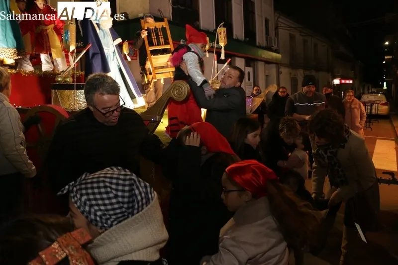 La visita de los Reyes Magos a Vitigudino fue puntual y sobre una grana carroza acompañados de pastorcllas y pastorcillos / CORRAL   