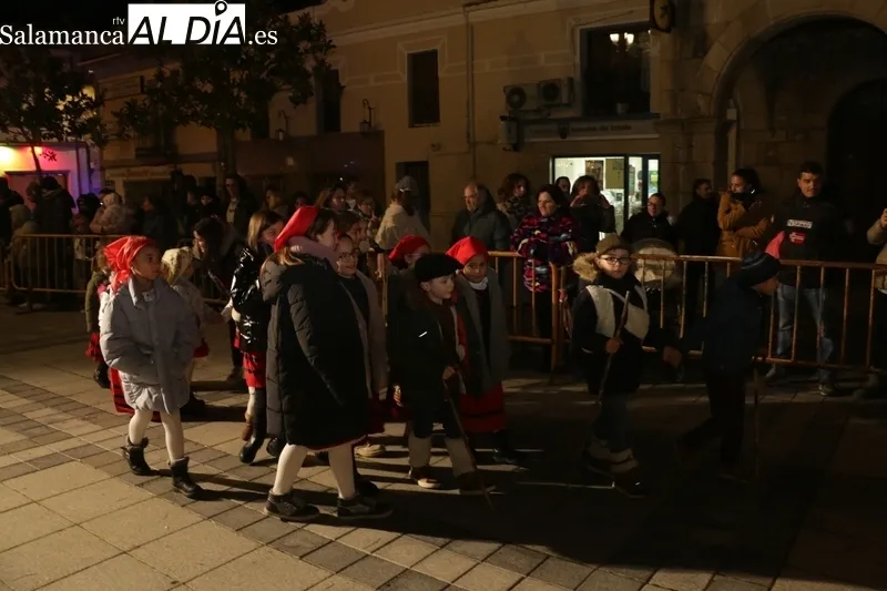 La visita de los Reyes Magos a Vitigudino fue puntual y sobre una grana carroza acompañados de pastorcllas y pastorcillos / CORRAL   