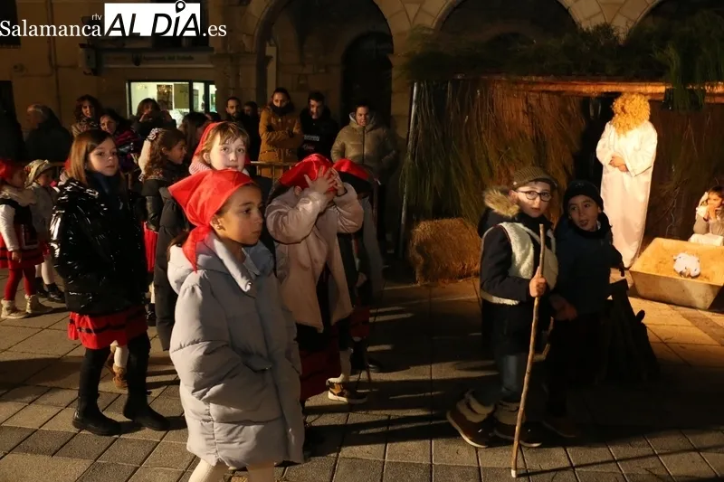 La visita de los Reyes Magos a Vitigudino fue puntual y sobre una grana carroza acompañados de pastorcllas y pastorcillos / CORRAL   