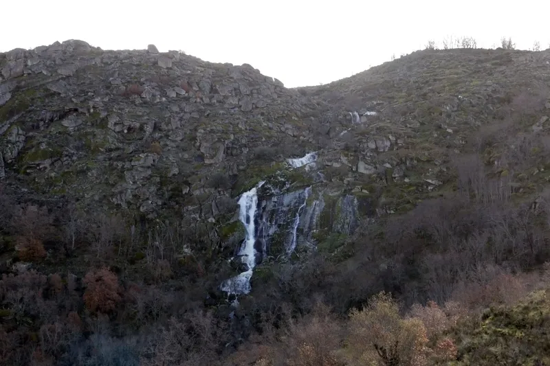 Cascada del Desgalgadero en Villarino de los Aires / CORRAL