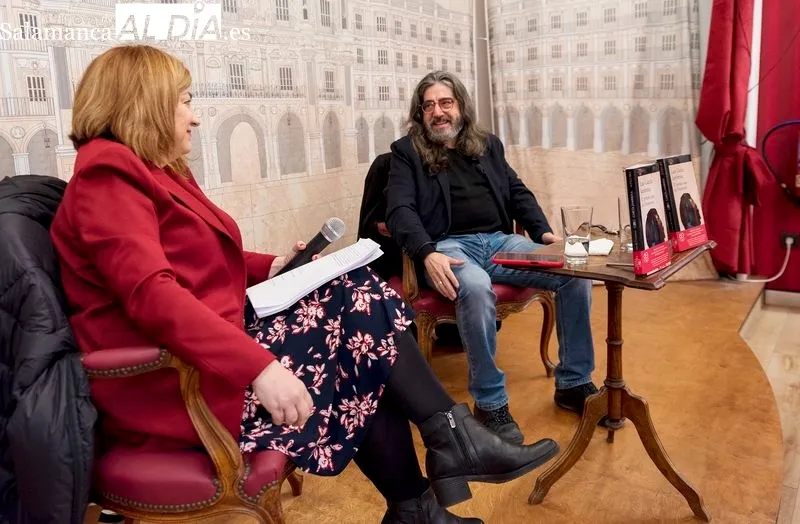 Luis García Jambrina presenta su novela, protagonizada por Unamuno, en la librería Santos Ochoa. Fotos de Carmen Borrego