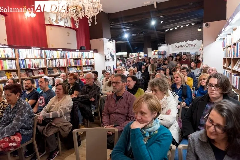 Luis García Jambrina presenta su novela, protagonizada por Unamuno, en la librería Santos Ochoa. Fotos de Carmen Borrego