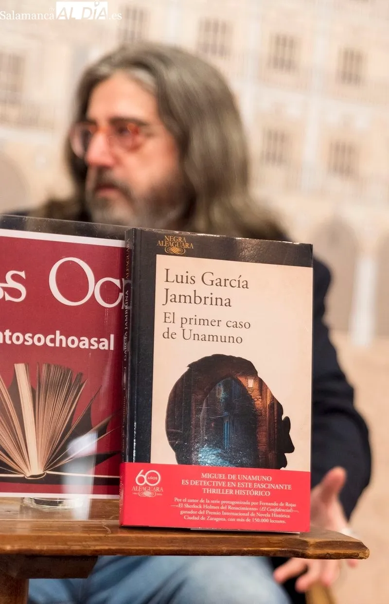 Luis García Jambrina presenta su novela, protagonizada por Unamuno, en la librería Santos Ochoa. Fotos de Carmen Borrego