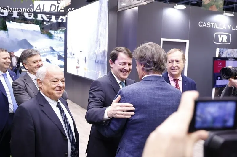 El presidente de la Junta de Castilla y León, Alfonso Fernández Mañueco, visita la 44ª edición de la Feria Internacional de Turismo, FITUR. Foto de David Sañudo