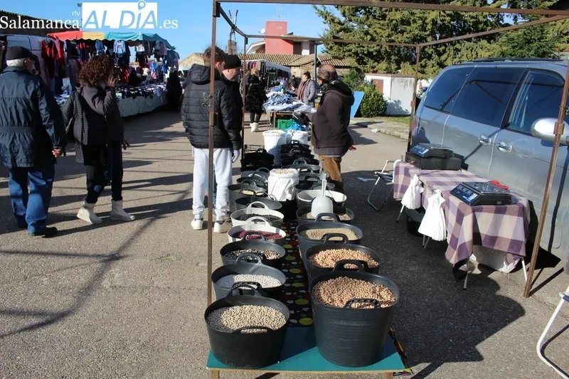 Primer mercadillo de 2024 en Trabanca / SILVESTRE