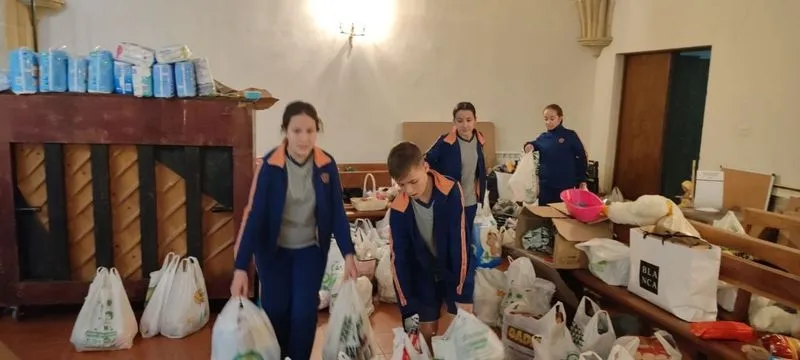 Foto 3 - Operaci&oacute;n kilo-litro-juguete en el colegio Calasanz