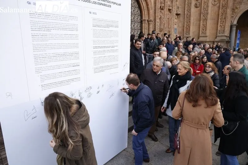 Lectura del manifiesto por la igualdad de los alcaldes del PP. Fotos: David Sañudo.