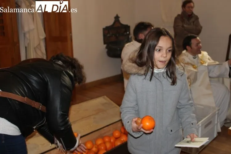 Foto 11 - Procesi&oacute;n de El Ni&ntilde;o Jes&uacute;s de Praga bajo la expectaci&oacute;n de ni&ntilde;os y ni&ntilde;as&nbsp;