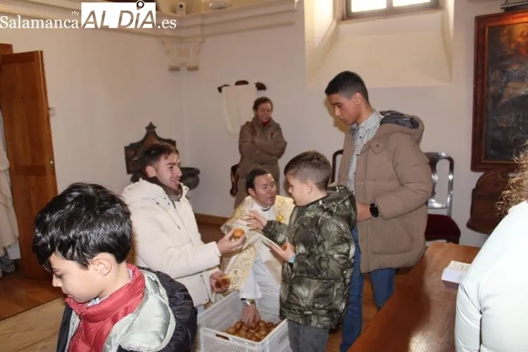 Foto 10 - Procesi&oacute;n de El Ni&ntilde;o Jes&uacute;s de Praga bajo la expectaci&oacute;n de ni&ntilde;os y ni&ntilde;as&nbsp;