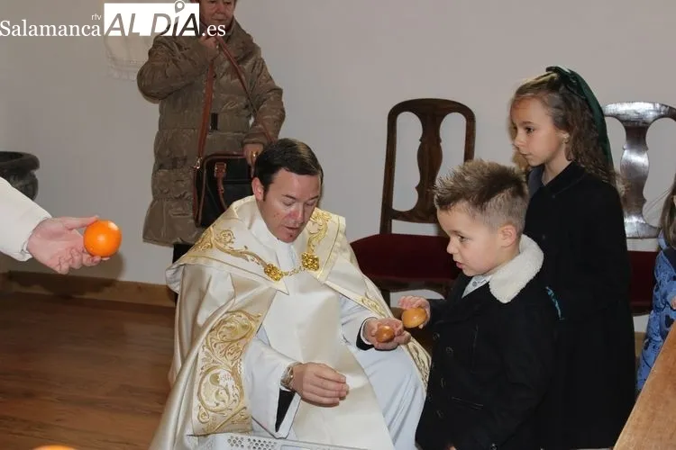 Foto 9 - Procesi&oacute;n de El Ni&ntilde;o Jes&uacute;s de Praga bajo la expectaci&oacute;n de ni&ntilde;os y ni&ntilde;as&nbsp;