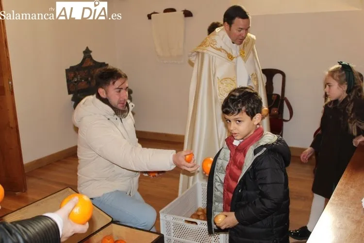 Foto 8 - Procesi&oacute;n de El Ni&ntilde;o Jes&uacute;s de Praga bajo la expectaci&oacute;n de ni&ntilde;os y ni&ntilde;as&nbsp;