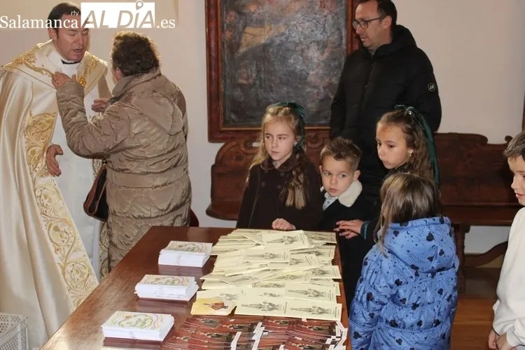 Foto 7 - Procesi&oacute;n de El Ni&ntilde;o Jes&uacute;s de Praga bajo la expectaci&oacute;n de ni&ntilde;os y ni&ntilde;as&nbsp;