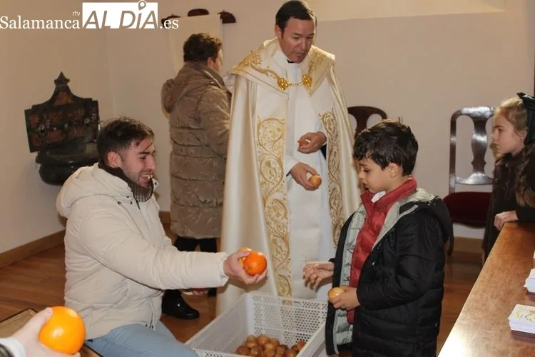 Foto 6 - Procesi&oacute;n de El Ni&ntilde;o Jes&uacute;s de Praga bajo la expectaci&oacute;n de ni&ntilde;os y ni&ntilde;as&nbsp;